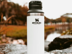 Leia mais sobre o artigo Copos e Garrafas Térmicas: Hidratação com Estilo