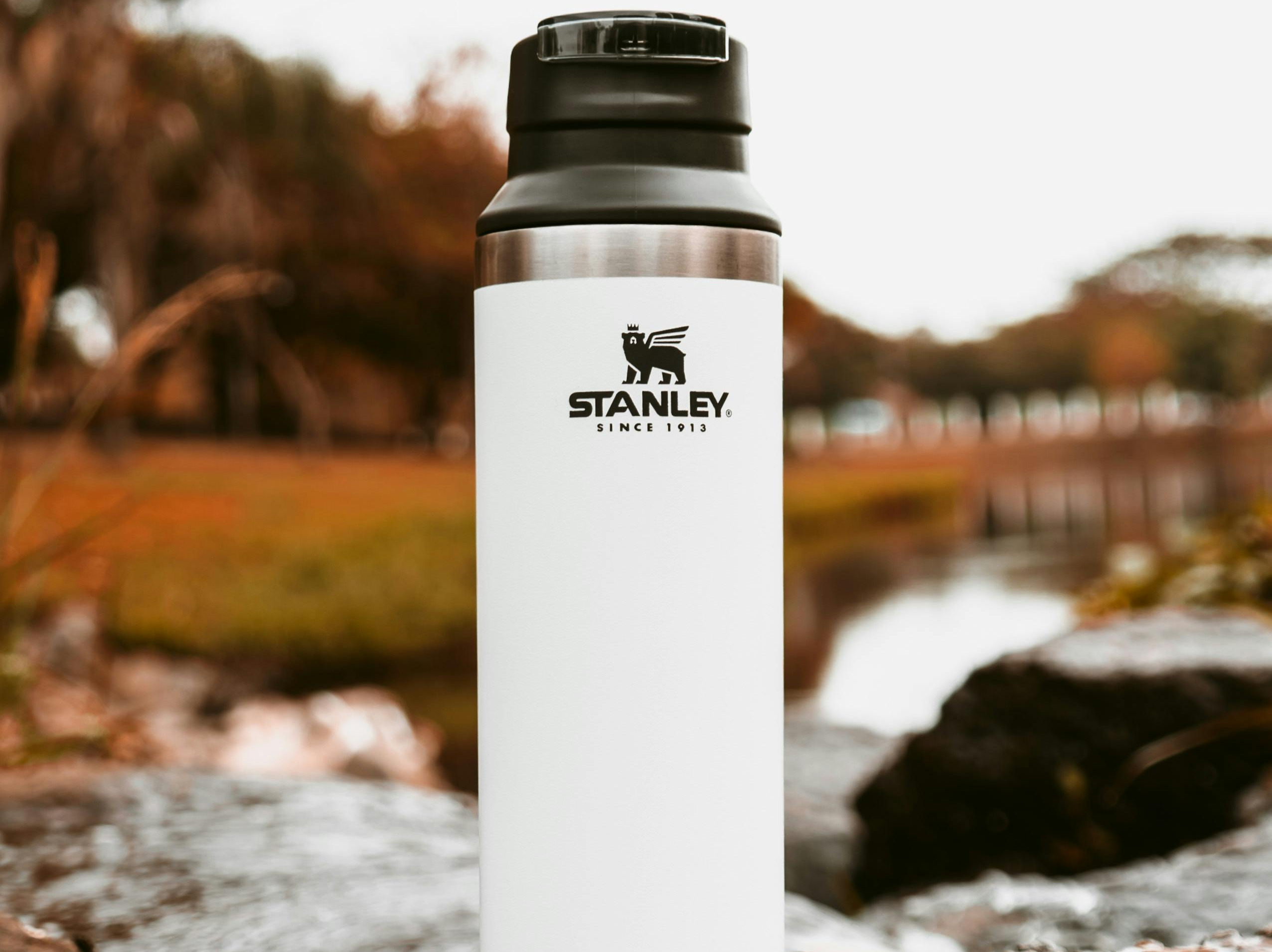 Leia mais sobre o artigo Copos e Garrafas Térmicas: Hidratação com Estilo