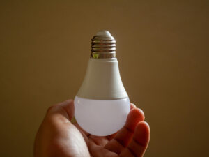 Leia mais sobre o artigo Tudo sobre a Smart Lâmpada Wi-Fi Positivo na banca1shop