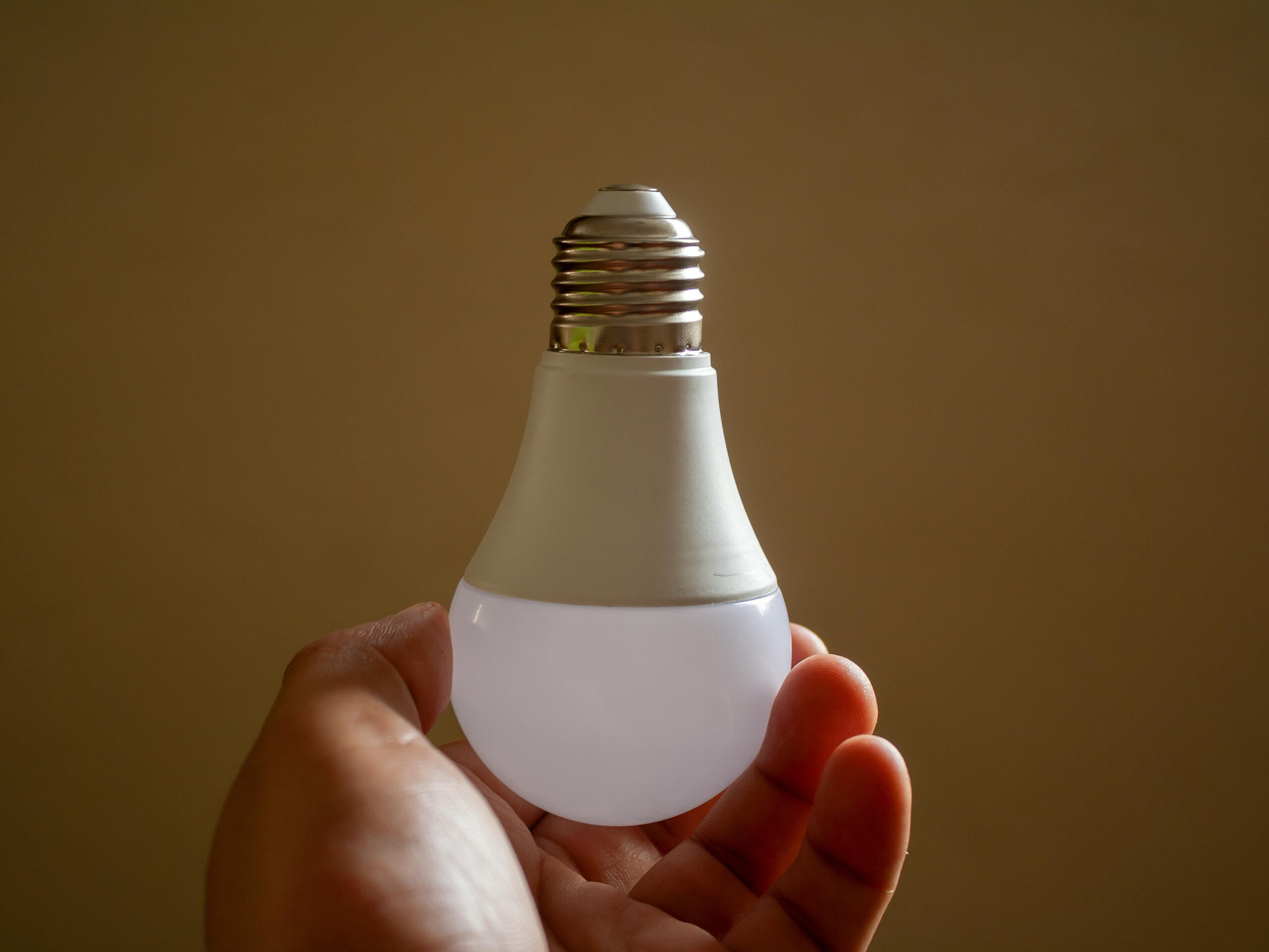 Leia mais sobre o artigo Tudo sobre a Smart Lâmpada Wi-Fi Positivo na banca1shop