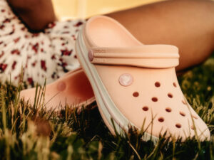 Leia mais sobre o artigo Crocs: A Revolução do Conforto