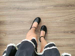 Leia mais sobre o artigo O retorno das sapatilhas Mary Jane: Como usar o sapato favorito de 2026 sem perder o conforto